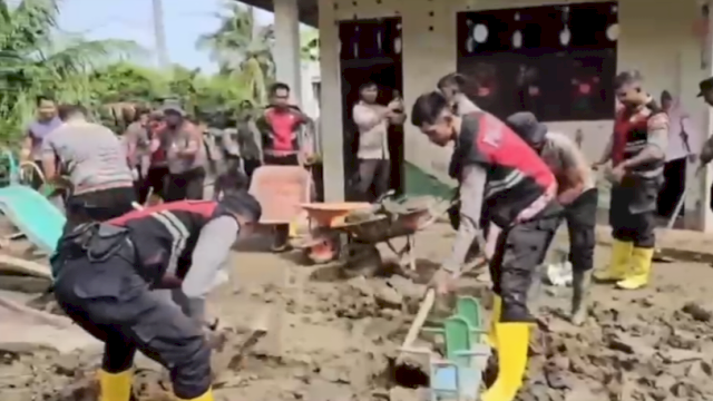 Polres Pidie Jaya bersama warga gotong royong membersihkan salah satu fasilitas umum untuk percepat pemulihan pascabanjir bandang dan tanah longsor. 