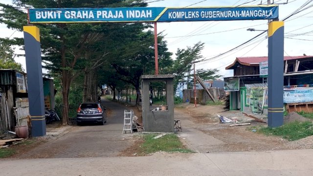 Gerbang perumahan di Kecamatan Manggala, Makassar sekaligus lahan Pemprov Sulsel yang sebelumnya bersengketa. 