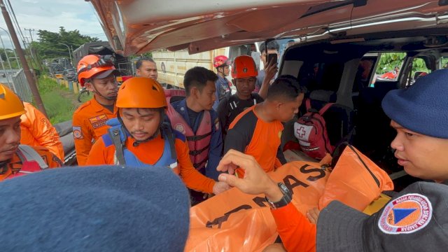 Tim SAR Gabungan mengevakuasi Subu Dg Nai (60), korban tenggelam di Sungai Jene Madinging, Kecamatan Patallasang Kabupaten Gowa, Sulawesi Selatan (Sulsel). (Foto: Basarnas Makassar) 