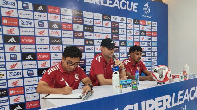 Pelatih PSM Makassar, Tomas Trucha (tengah) saat menghadiri sesi konferensi pers jelang lawan Bali United. (Foto: IST) 