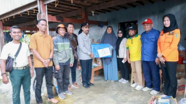Pemkab Barru Salurkan Bantuan Untuk Korban Angin Puting Beliung di Kecamatan Mallusetasi