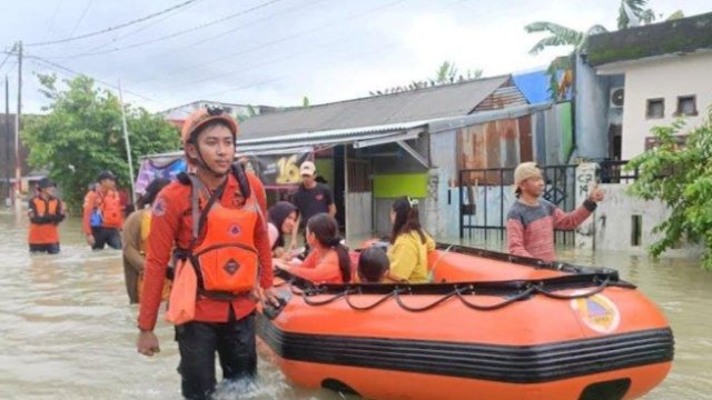 BPBD Makassar menyisir lokasi banjir di Makassar beberapa waktu lalu. 