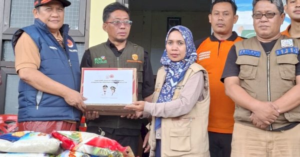 BPBD Sulsel Salurkan Bantuan Logistik Ke Pengungsi Banjir di Katimbang