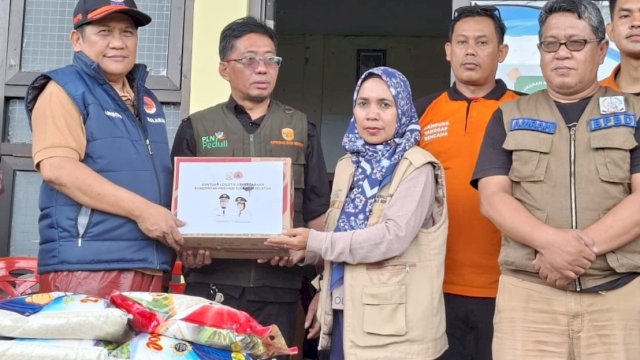 BPBD Sulsel Salurkan Bantuan Logistik Ke Pengungsi Banjir di Katimbang