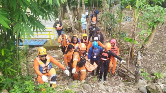 Tim SAR Gabungan saat mengevakuasi korban tenggelam di Sungai Belapunraga, Dusun Pappareang, Kecamatan Parangloe, Kabupaten Gowa, Sulsel, Selasa (13/1/2026). (foto: Basarnas Makassar) 
