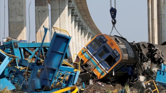 Evakuasi Crane ambruk yang menimpa kereta di Thailand. (Foto: REUTERS/Chalinee Thirasupa) 