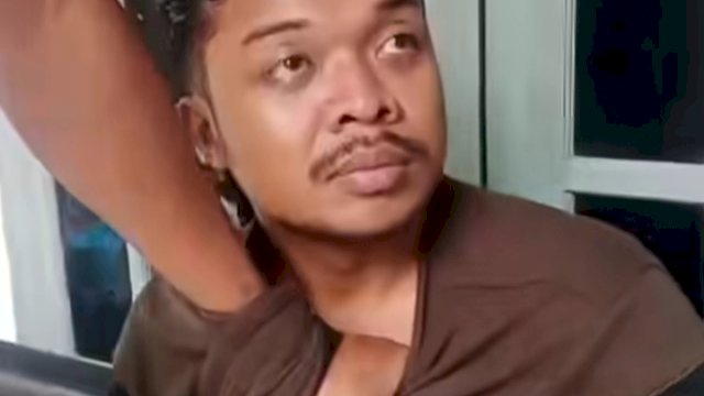 Tampang polisi gadungan saat diamankan warga Jalan Buakana, Makassar. 