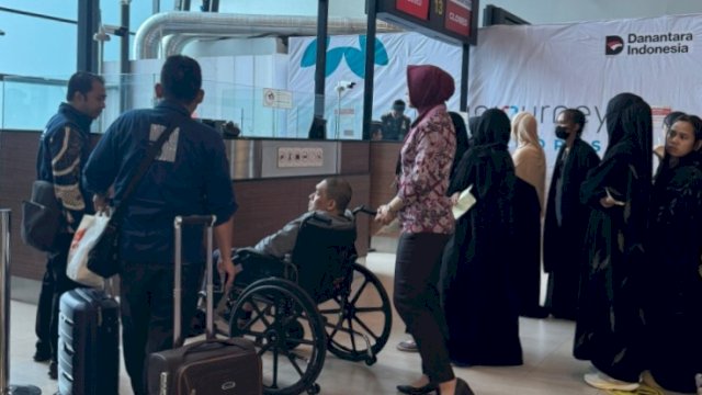 Kementerian Luar Negeri RI bersama KJRI Jeddah memfasilitasi pemulangan Warga Negara Indonesia (WNI) Pekerja Migran Indonesia (PMI) dari Arab Saudi pada Jumat (16/1/2026). (Foto: Kemlu) 