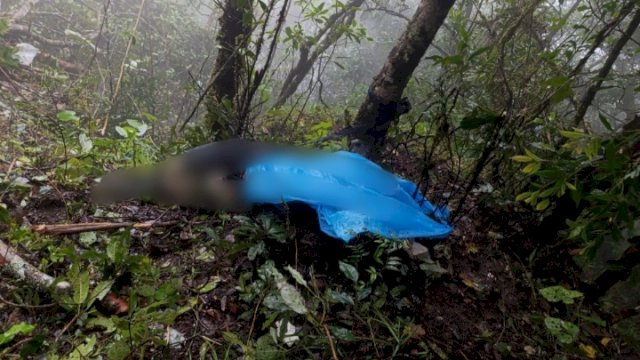 Korban kedua pesawat ATR 42-500 berjenis kelamin perempuan ditemukan Tim SAR gabungan pada Senin (19/1/2026). (foto: Basarnas Makassar) 