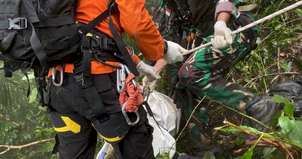 Tim SAR Ungkap Sulitnya Evakuasi Korban Pertama Pesawat ATR
