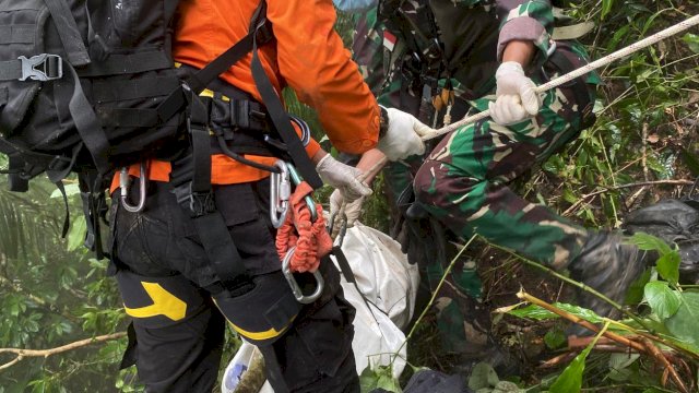 Tim SAR Ungkap Sulitnya Evakuasi Korban Pertama Pesawat ATR