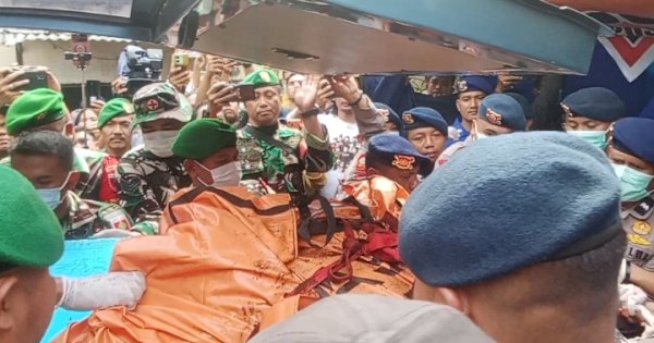 Basarnas Serahkan 7 Jenazah Pesawat ATR 42-500 ke Tim DVI Untuk Proses Identifikasi