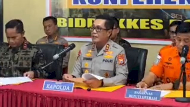Kapolda Sulsel, Irjen Pol Djuhandhani Rahardjo Puro saat diumumkan identitas 7 korban pesawat ATR 42-500 di Aula Biddokkes Polda Sulsel, Sabtu (24/1/2026). 