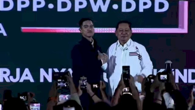 Ketua Umum PSi Kaesang Pangarep bersalaman dengan RMS usai dipasangkan jaket PSI pada Rakernas PSI di Makassar