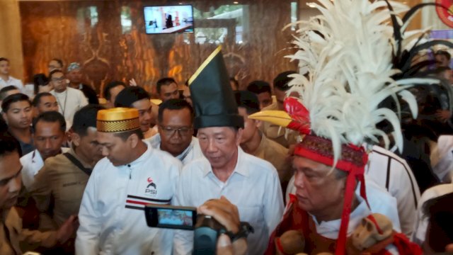 Jokowi usai memberikan orasi politik saat Rakernas PSI di Hotel Claro, Makassar, Sabtu (31/1/2026). (foto: Abatanews)