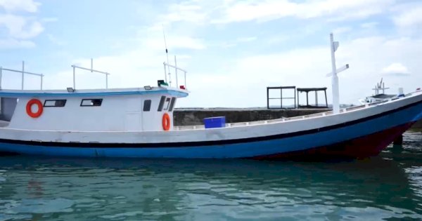 Gubernur Sulsel Serahkan Dua Unit Kapal 15 GT untuk Nelayan di PPI Lonrae Bone