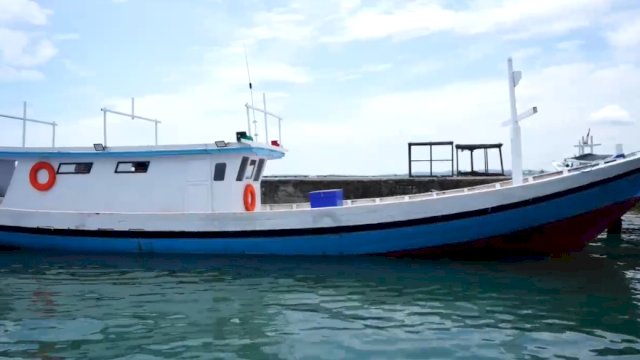 Gubernur Sulsel Serahkan Dua Unit Kapal 15 GT untuk Nelayan di PPI Lonrae Bone