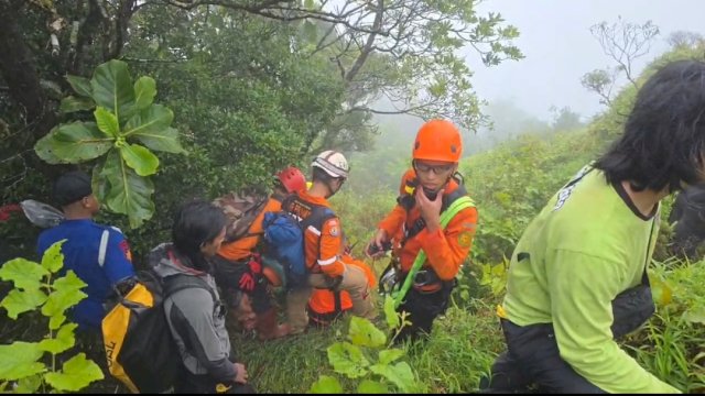 Menhub Apresiasi Kerja Tim SAR Gabungan saat Tinjau Langsung Evakuasi Pesawat ATR 42-500