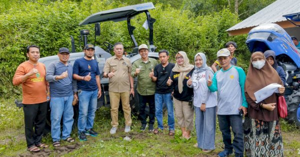 Wabup Barru Kawal Penyerahan Bantuan Alsintan dari Kementan kepada Kelompok Tani