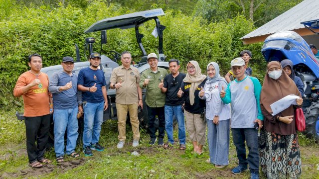 Wabup Barru Kawal Penyerahan Bantuan Alsintan dari Kementan kepada Kelompok Tani