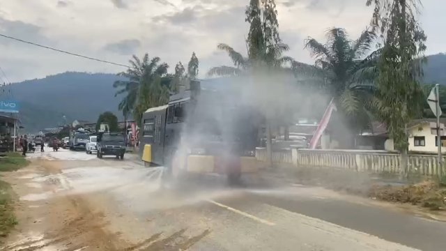 Cegah ISPA, Water Cannon Dikerahkan Bersihkan Debu Sisa Banjir di Aceh&nbsp;