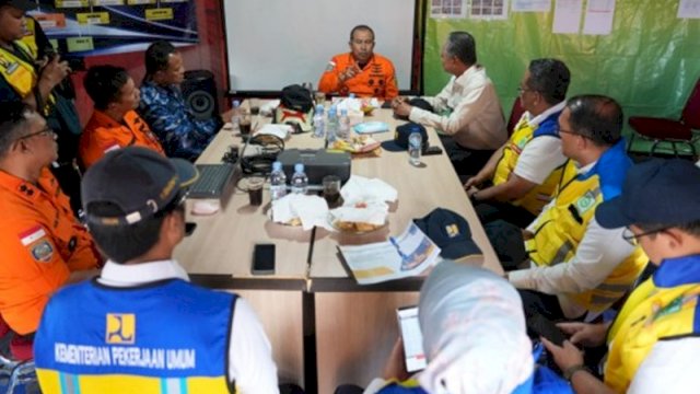 Menteri Pekerjaan Umum (PU), Dody Hanggodo (kiri depan), meninjau langsung lokasi bencana di Kabupaten Bandung Barat pada Minggu (25/1/2026) (foto: Humas PU)
