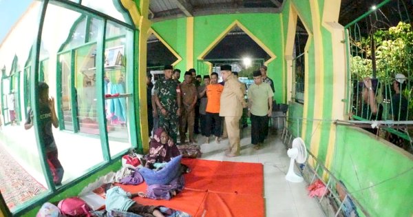 Wali Kota Munafri Turun Langsung Hingga Larut Malam, Cek Logistik Pengungsi di Blok 10 Antang 