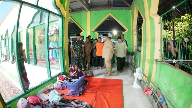 Wali Kota Munafri Turun Langsung Hingga Larut Malam, Cek Logistik Pengungsi di Blok 10 Antang&nbsp;