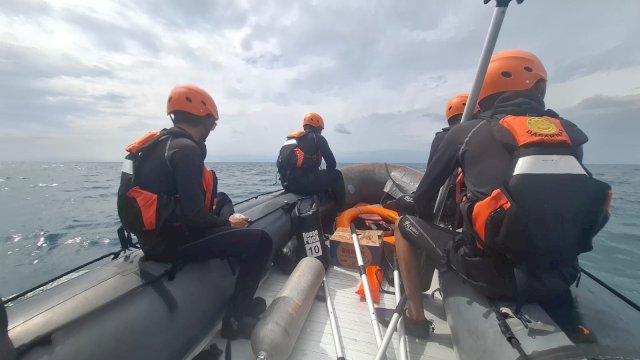 Tim SAR Gabungan melakukan pencarian terhadap nelayan yang belum kembali dari melaut di Perairan Pao Limpo&rsquo;e, Kabupaten Jeneponto, Sulsel. (Foto: Basarnas Makassar). 
