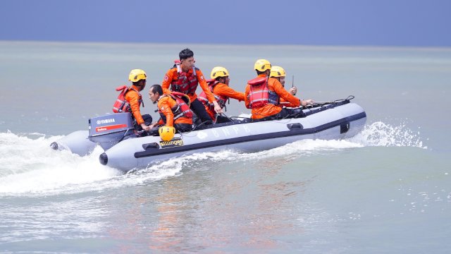 Tim Gabung BPBD Makassar saat melakukan pencarian terhadap seorang nelayan di perairan Makassar, Sulsel. (foto: BPBD Makassar) 