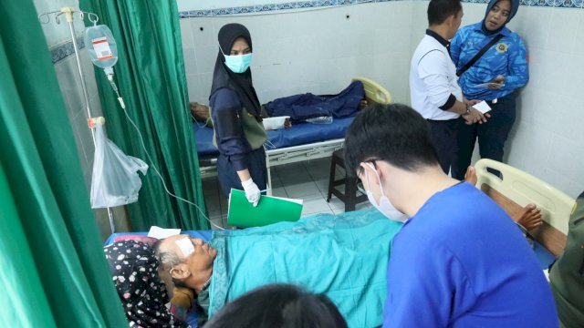 Salah satu korban ledakan kapal ikan Rismawati Indah mendapat perawatan intensif di REAL Jala Ammari Kodaeral VI Makassar, Selasa (3/2/2026). 