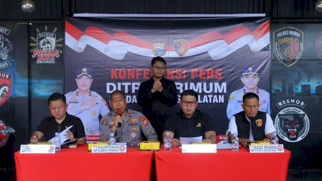 Ditreskrimum Polda Sulsel mengungkap kasus curanmor dengan menangkap 4 tersangka dan 4 lainnya DPO serta menyita puluhan sepeda motor sebagai barang bukti. (Foto: Istimewa) 