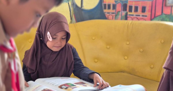 Pemerintah Salurkan 1.476 Buku Bacaan untuk Sekolah Terdampak Banjir di Solok