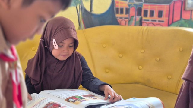 Pemerintah Salurkan 1.476 Buku Bacaan untuk Sekolah Terdampak Banjir di Solok