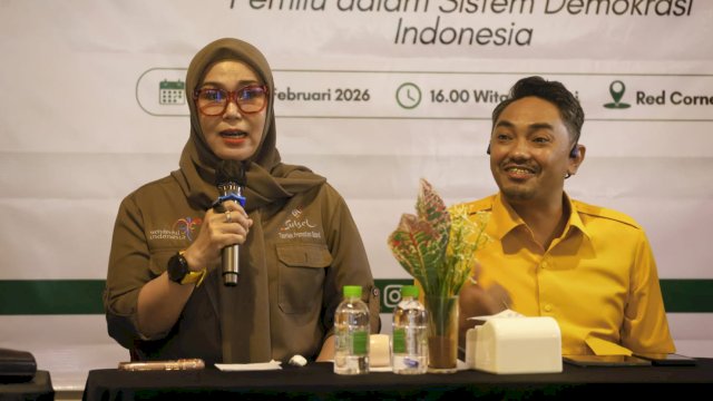 Bupati Barru, Andi Ina Kartika Sari saat menghadiri sekaligus menjadi narasumber pada Diskusi Publik yang diselenggarakan Pengurus Himpunan Mahasiswa Islam (HMI) Cabang Makassar di Red Corner Cafe Makassar, Jumat (6/2/2026). 