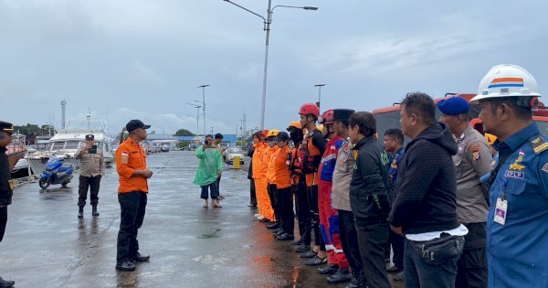 Basarnas Lakukan Pencairan Nelayan Diduga Jatuh dari Kapal di Pelabuhan New Port Makassar