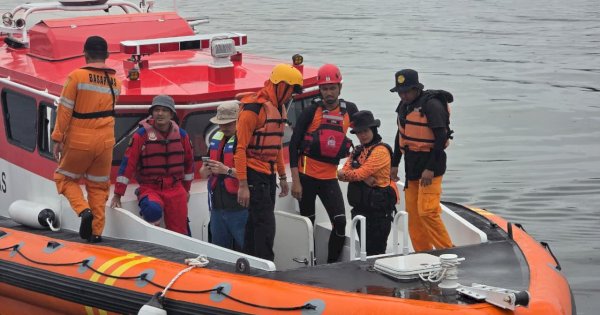 Nelayan Diduga Jatuh di Pelabuhan New Port Belum Ditemukan, Tim SAR Lanjutkan Pencarian