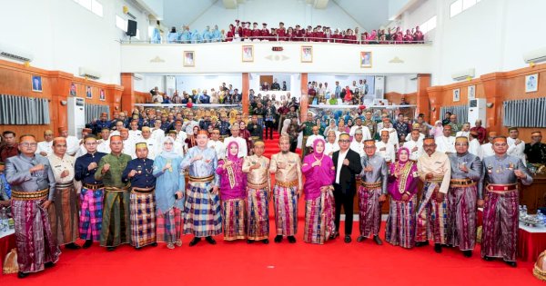 Kado Peringatan 682 Tahun Sidrap, Gubernur Sulsel Serahkan Bantuan Keuangan Rp15 M hingga Alsintan