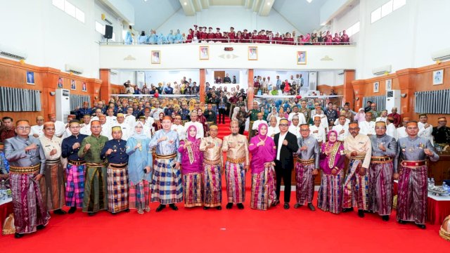 Kado Peringatan 682 Tahun Sidrap, Gubernur Sulsel Serahkan Bantuan Keuangan Rp15 M hingga Alsintan