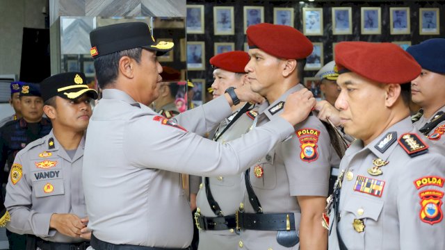 Kapolda Sulsel Irjen Pol Djuhandhani Rahardjo Puro pimpin upacara Sertijab Dirreskrimsus dan Dirresnarkoba Polda Sulsel di Lobby Lt.1 Mapolda Sulsel, Jumat (20/2/2026). (Foto: Humas Polda Sulsel) 