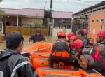 Tim SAR Gabungan Evakuasi Warga di Sejumlah Titik Terdampak Banjir di Makassar