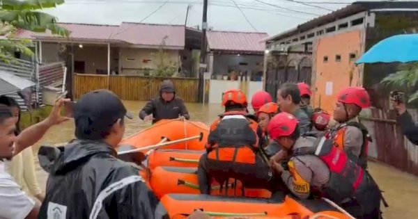 Tim SAR Gabungan Evakuasi Warga di Sejumlah Titik Terdampak Banjir di Makassar