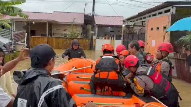 Tim SAR Gabungan Evakuasi Warga di Sejumlah Titik Terdampak Banjir di Makassar