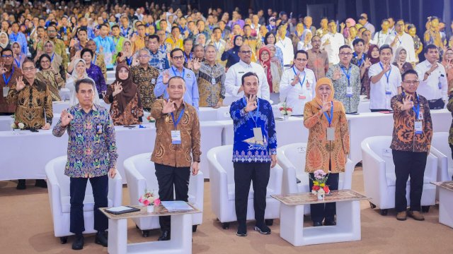 Gubernur Sulsel Terima Penghargaan Pembina Terbaik Pengelolaan Sampah 2026