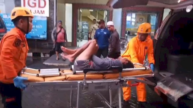 Salah satu korban ledakan kapal di Pelabuhan Paotere, Makassar, saat dilarikan ke RS Angkatan Laut. (foto: BPBD Makassar) 