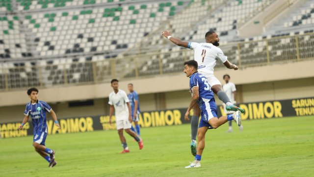 Kapten PSM Makassar, Yuran Fernandes berduel dengan pemain PSBS Biak pada laga pekan ke-20 Super League 2025-2026 yang berakhir 1-2 untuk PSM Makassar, Minggu (8/2/2026). (foto: Ist) 