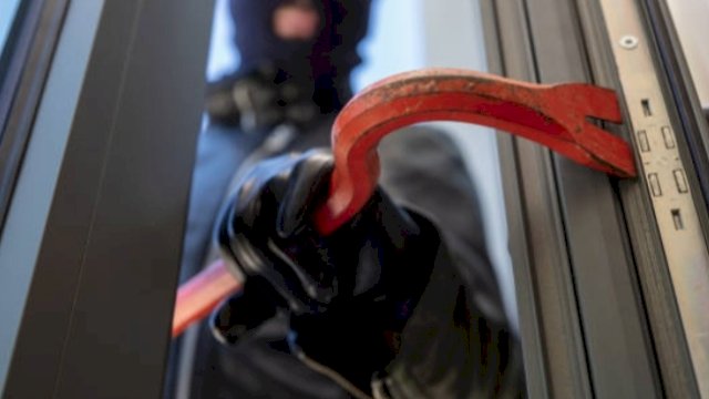 Ilustrasi pencuri dengan membobol rumah. (Foto: Istockphoto) 