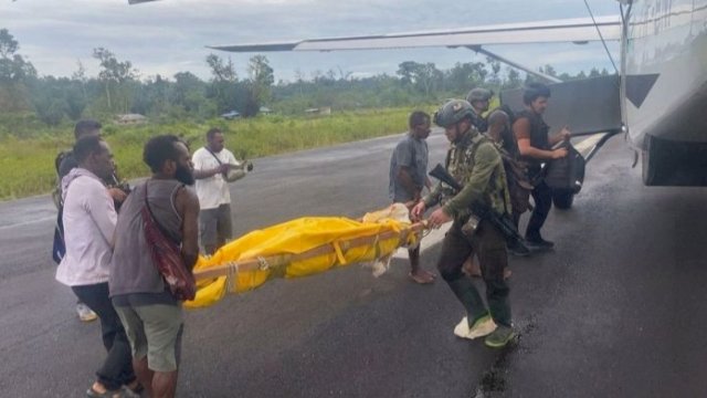 Evakuasi salah satu korban kru pesawat Smart Air. (foto: Dokumentasi Satgas Operasi Damai Cartenz) 
