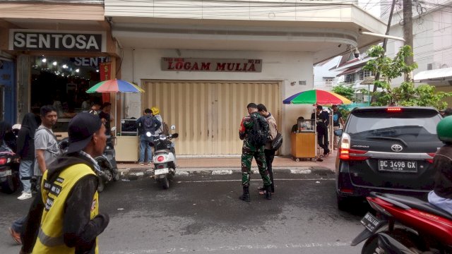 Toko Emas Logam Mulia di Jalan Somba Opu, Makassar pasca terjadi pembakaran dengan menggunakan bom molotov oleh pelaku, pada Kamis siang (12/2/2026). 