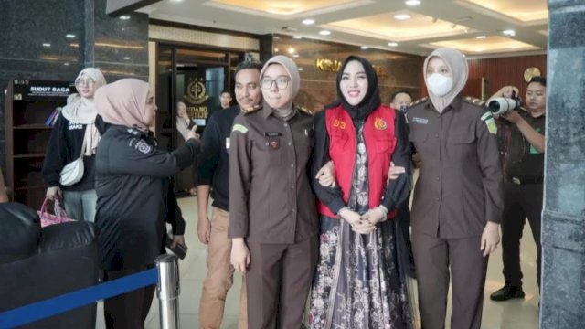 Kejati Sulsel saat mengeksekusi terpidana kasus skincare berbahaya, Mira Hayati. (foto: Kejati Sulsel) 